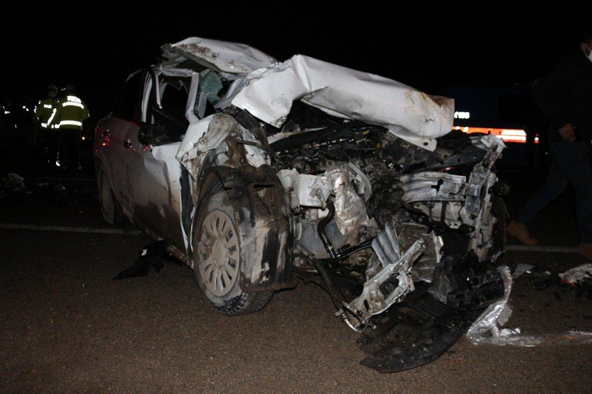 Malatya'da otomobil kamyona çarptı: 3 ölü, 1 yaralı