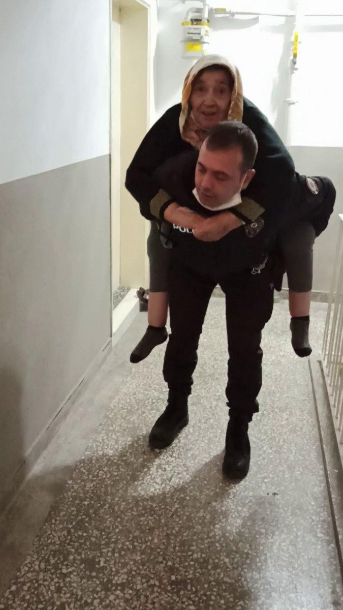 Çorum’da yaşlı kadını sırtında taşıyan polis: Vatandaşlık görevi