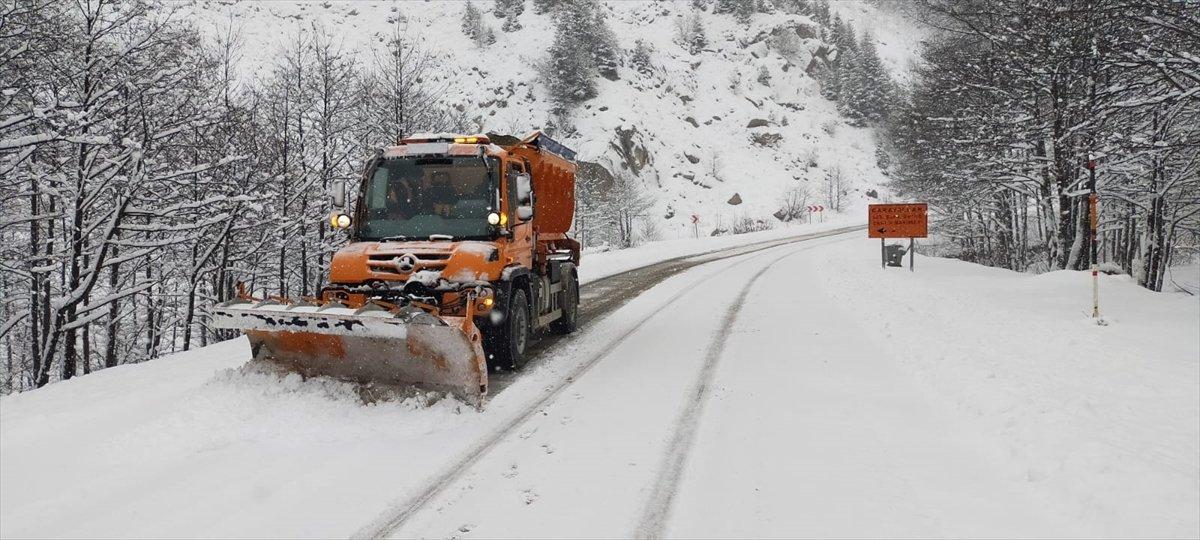 Rize'de kar yağışı etkisini gösterdi