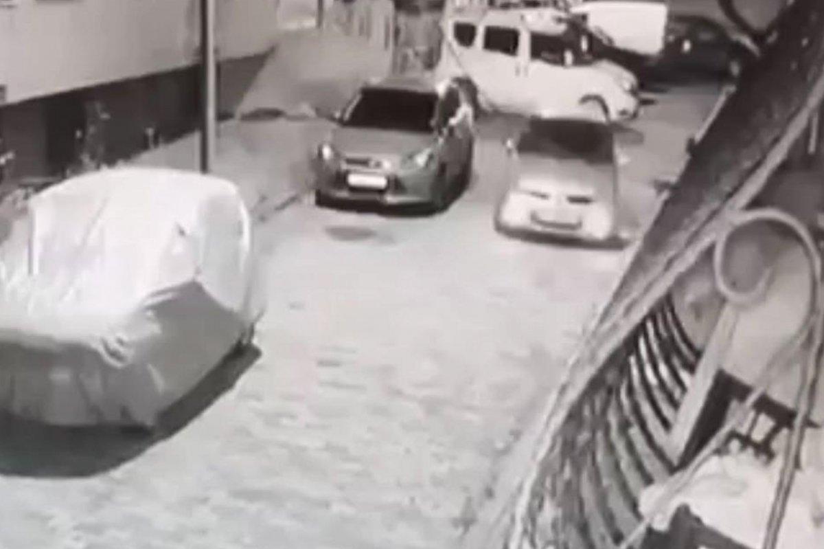 Bahçelievler'de otomobil hırsızları kamerada