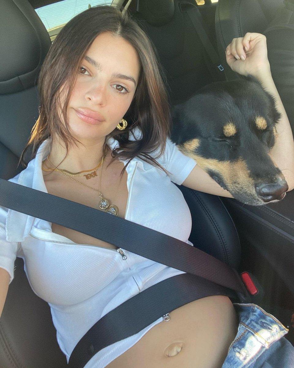 Emily Ratajkowski'den 6. ay pozu