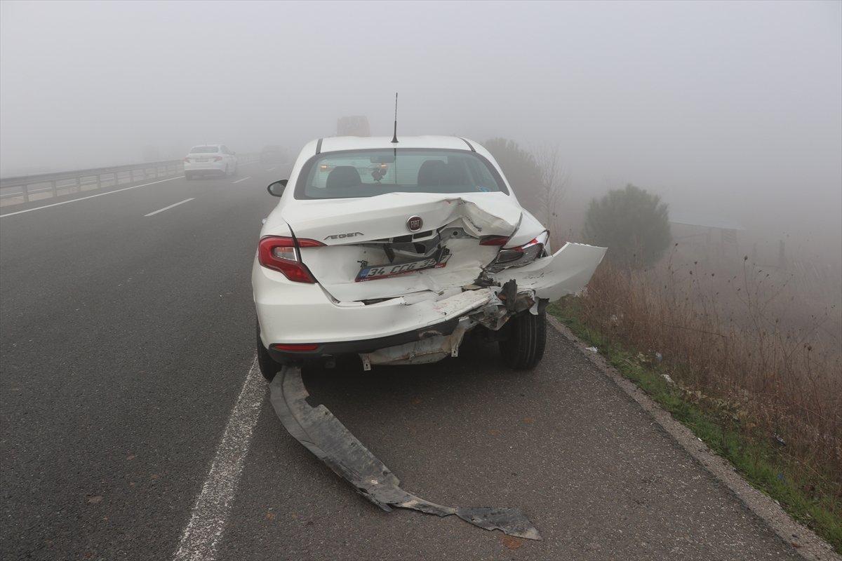 Balıkesir'de sisin etkili olduğu yolda zincirleme trafik kazası: 2 yaralı