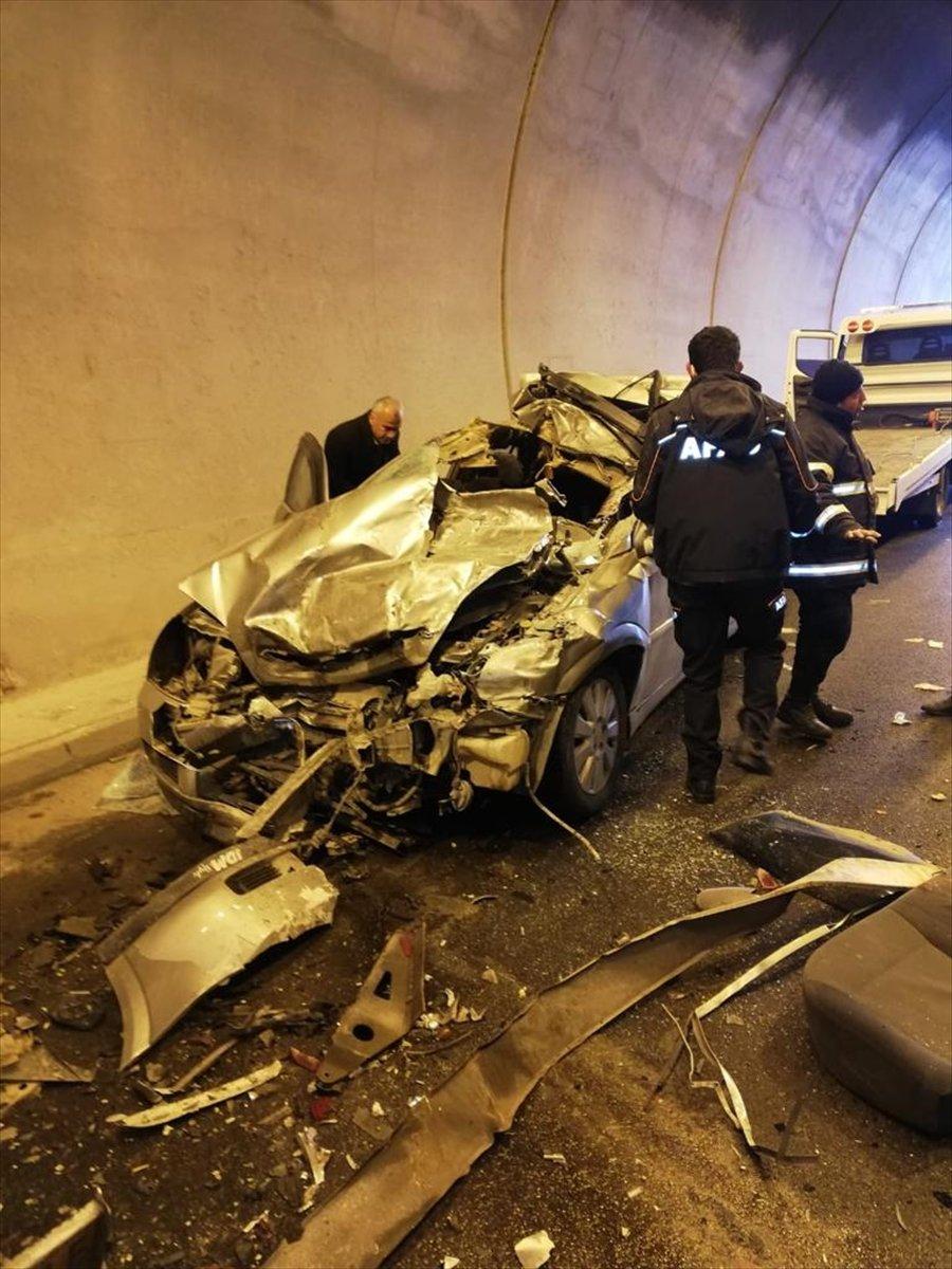 Bitlis'te otomobil tıra çarptı: 5 yaralı