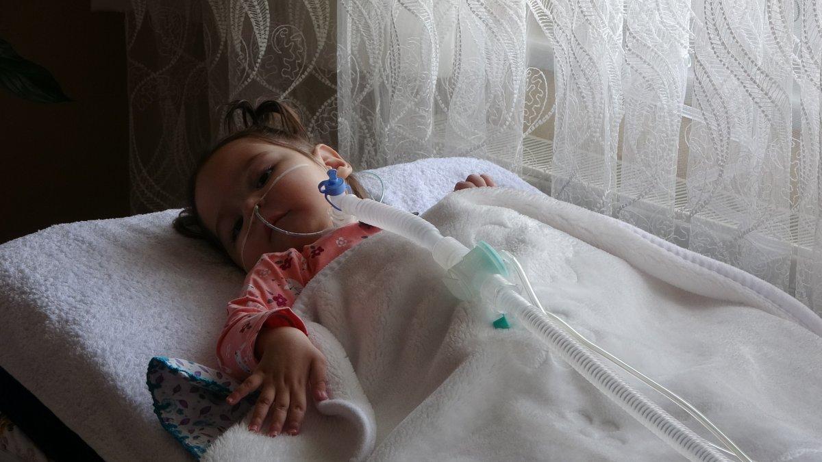 SMA hastası minik Asel, hayata tutunmaya çalışıyor
