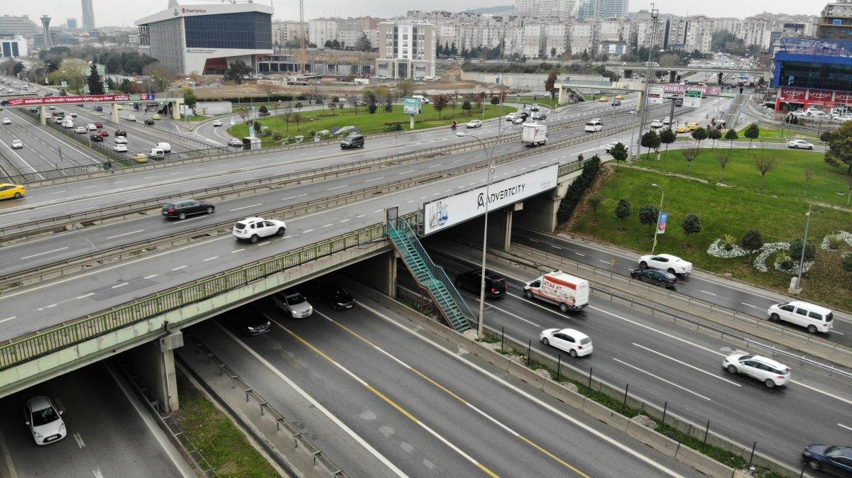 D-100 karayolunda görenleri şaşkına çeviren merdiven