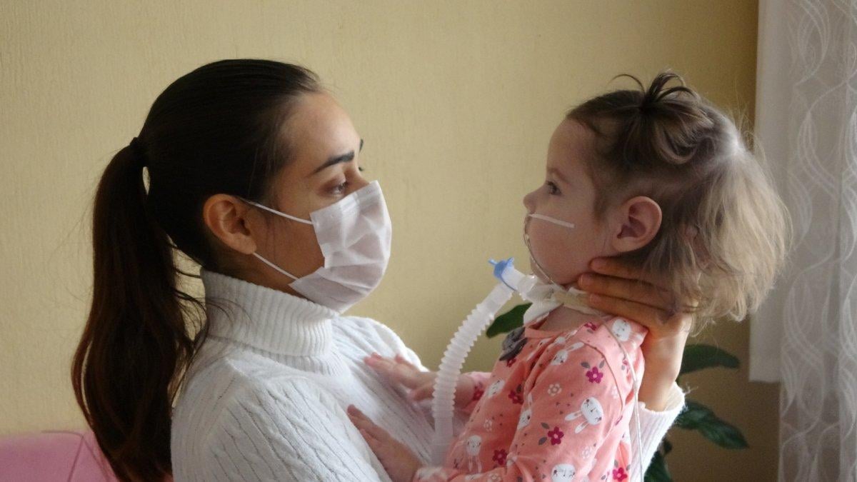 SMA hastası minik Asel, hayata tutunmaya çalışıyor