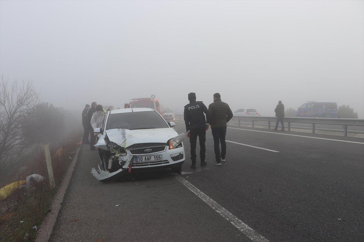 Balıkesir'de sisin etkili olduğu yolda zincirleme trafik kazası: 2 yaralı