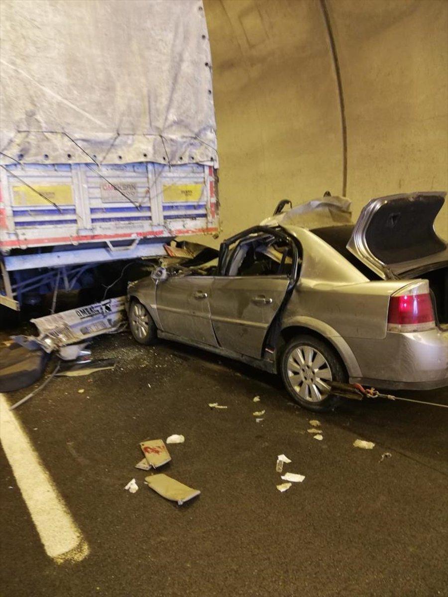 Bitlis'te otomobil tıra çarptı: 5 yaralı