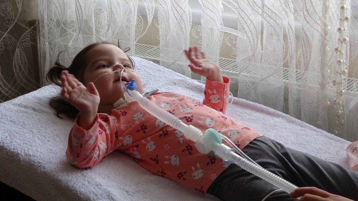 SMA hastası minik Asel, hayata tutunmaya çalışıyor