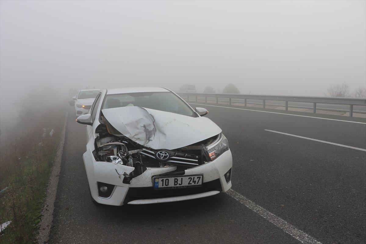 Balıkesir'de sisin etkili olduğu yolda zincirleme trafik kazası: 2 yaralı