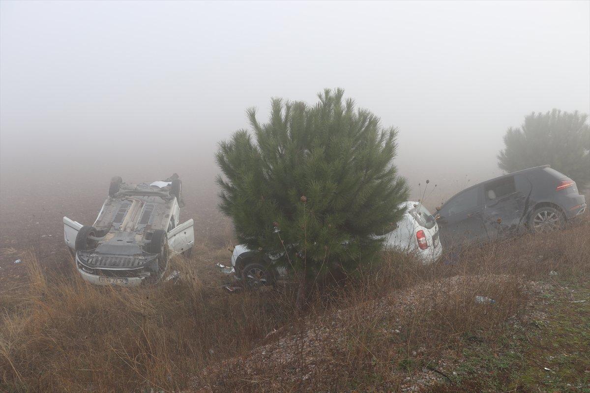 Balıkesir'de sisin etkili olduğu yolda zincirleme trafik kazası: 2 yaralı
