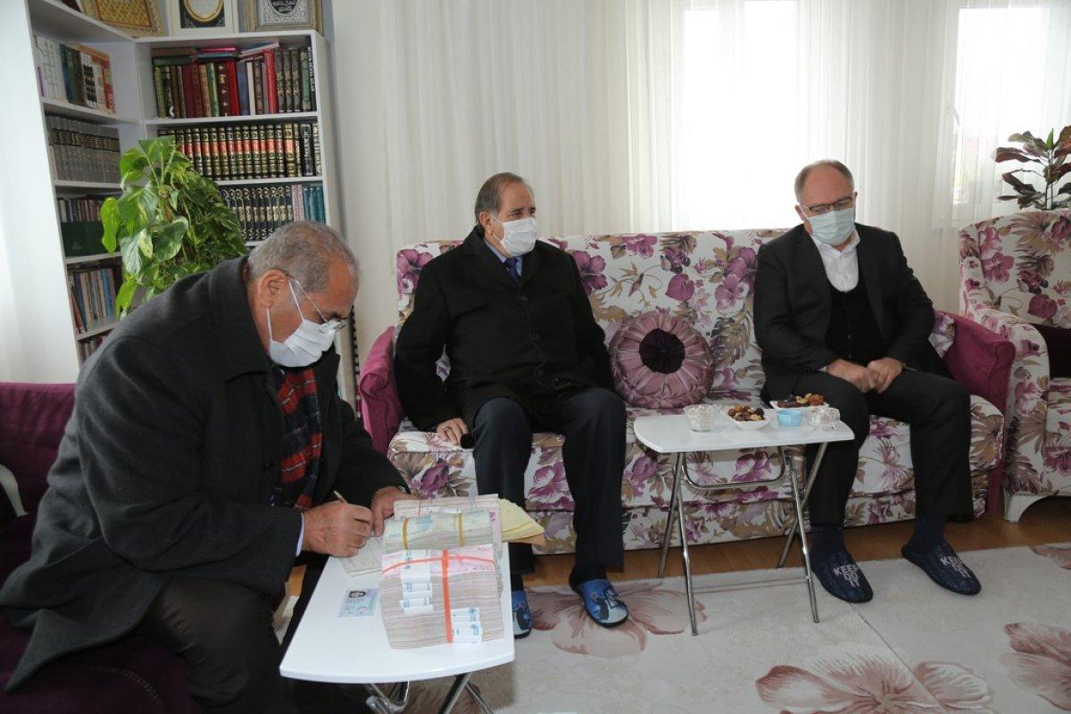 Sivas’ta yaşlı kadın biriktirdiği 500 bin TL’yi cami için bağışladı