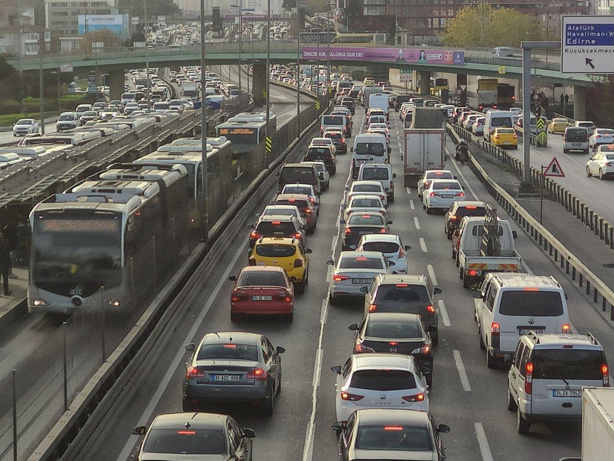 Kısıtlama öncesi İstanbul trafiğinde yoğunluk arttı