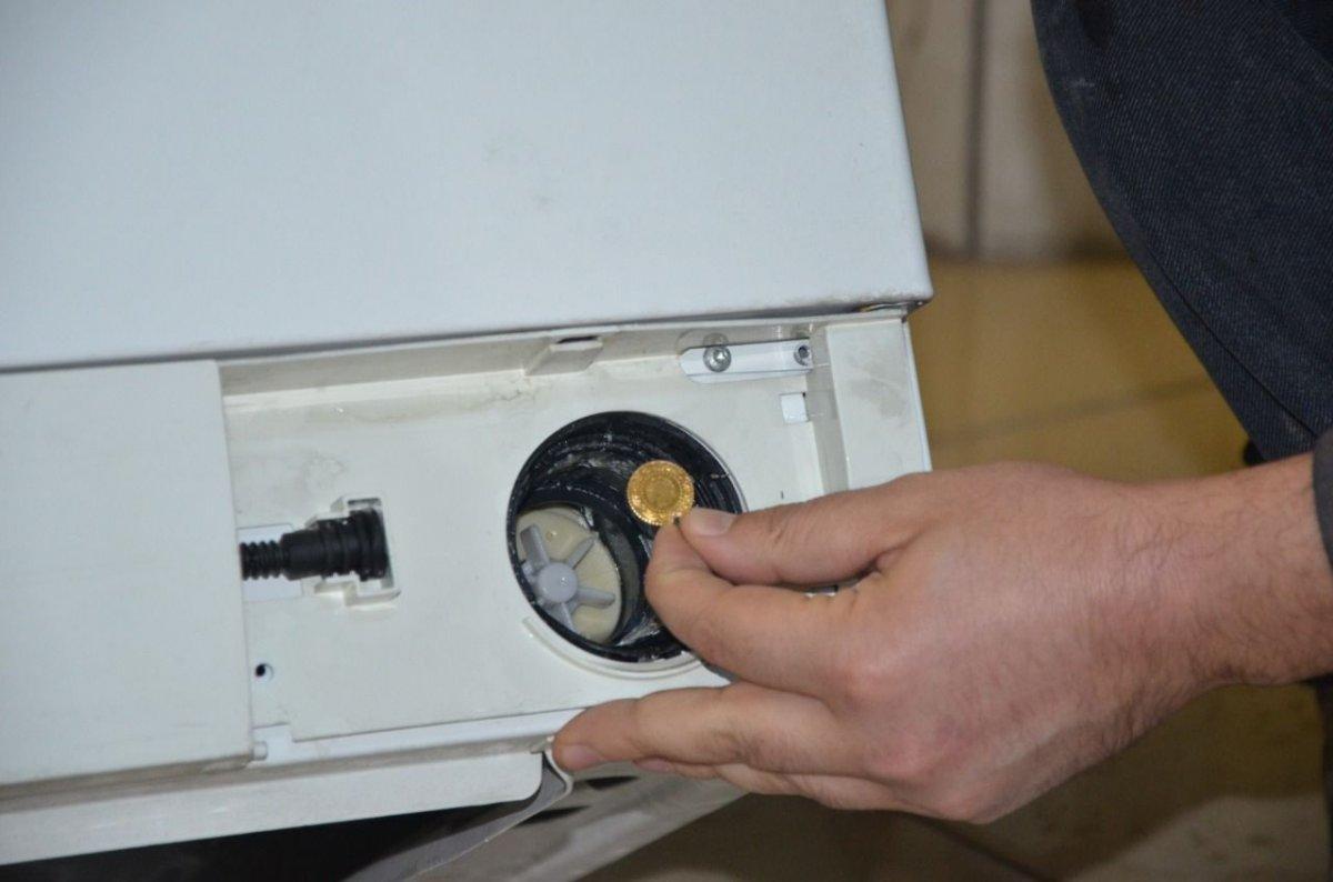 Kahramanmaraş'ta kaybettikleri altını tıkanan boruda buldular