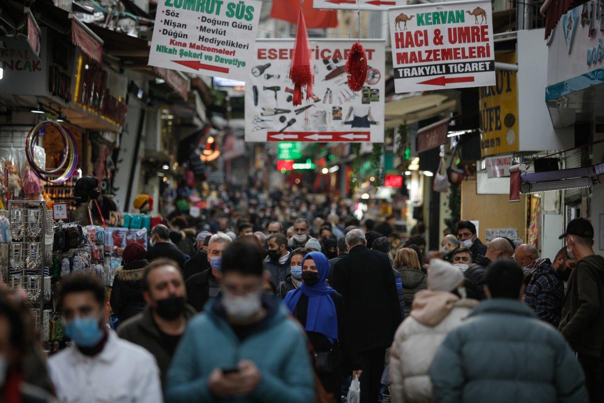 Kısıtlama öncesi Mısır Çarşısı'nda adım atacak yer kalmadı
