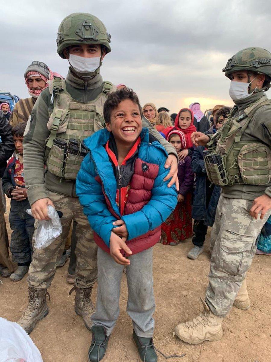 Mehmetçik'ten Suriyeli ihtiyaç sahiplerine kışlık yardımı