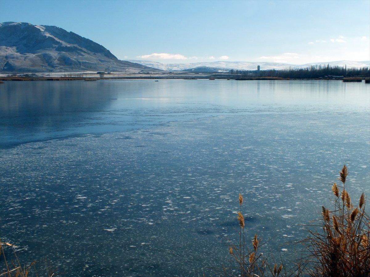 Ulaş Gölü'nün yüzeyi buz tuttu