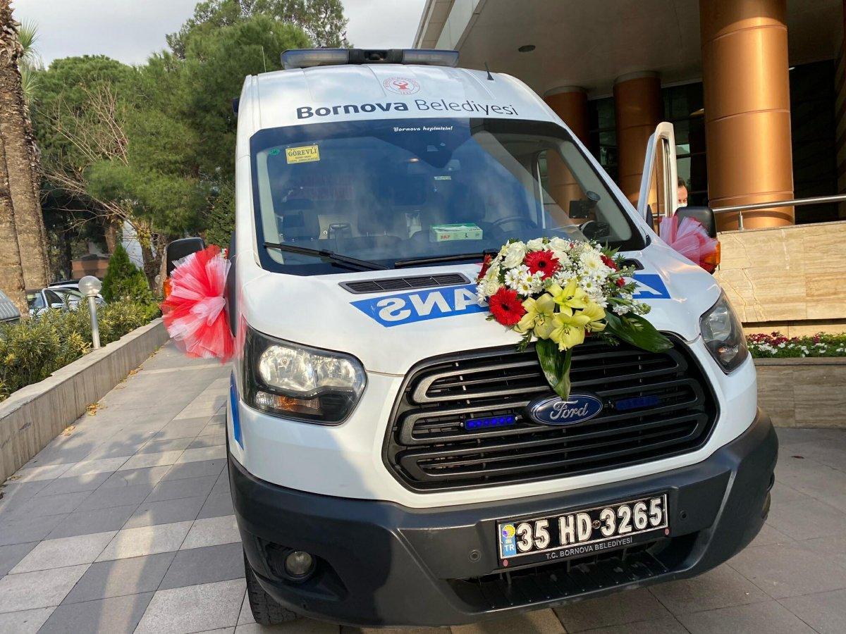 İzmir'de sağlık çalışanları önlükle nikah kıydı