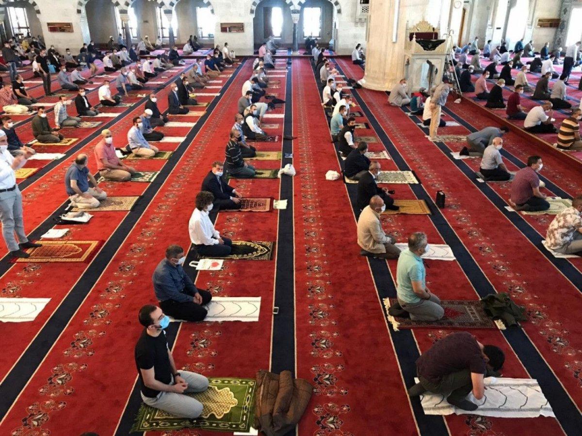 Diyanet'ten 2020'nin son cuma hutbesi: İçki kötülüğün zehirli arkadaşı