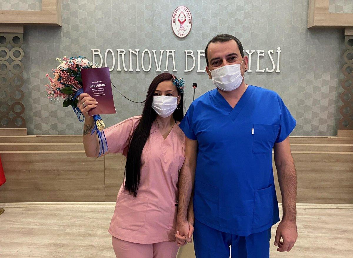 İzmir'de sağlık çalışanları önlükle nikah kıydı