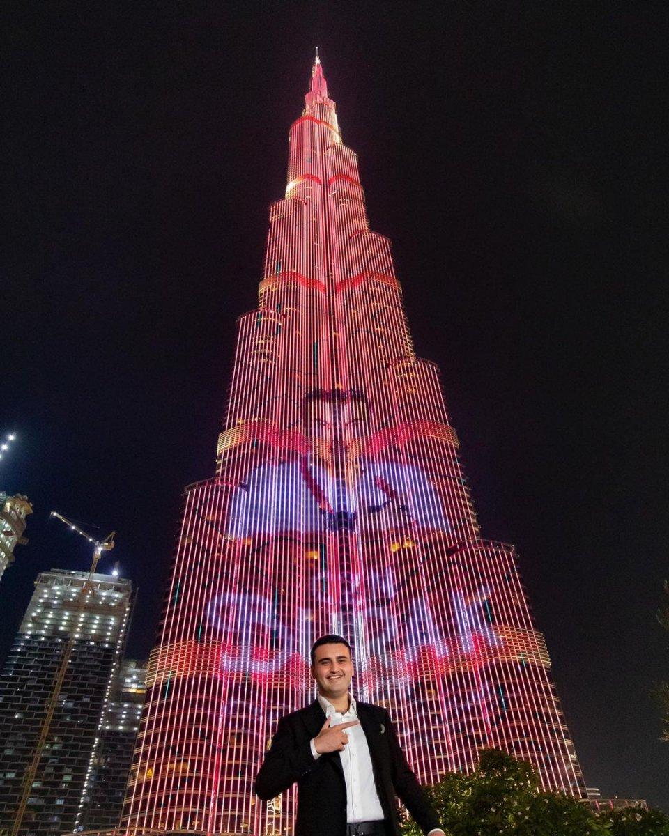 CZN Burak'ın fotoğrafı Burj Khalifa'ya yansıtıldı