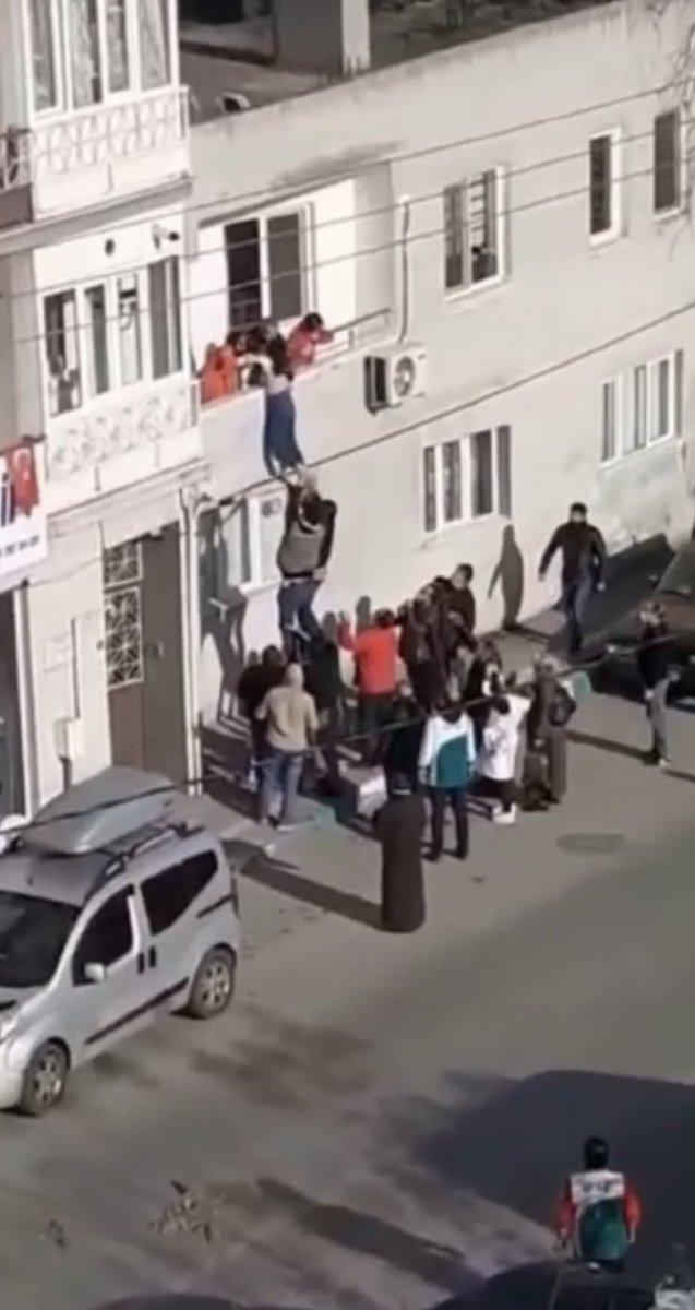 Bursa'da pencereden atlamaya çalışan kızı babası kurtardı