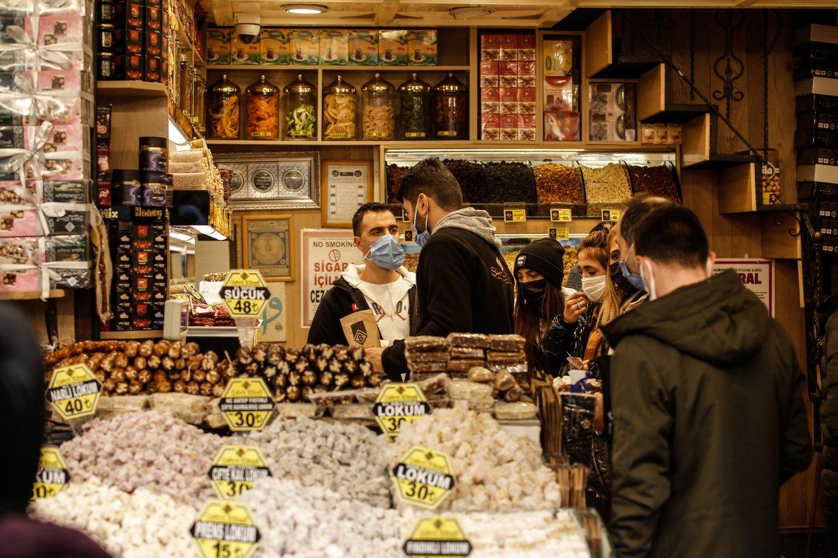 Kısıtlama öncesi Mısır Çarşısı'nda adım atacak yer kalmadı