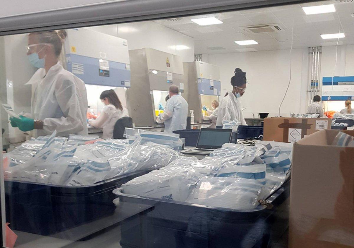 İngiltere'nin en büyük koronavirüs test laboratuvarında vakaya rastlandı
