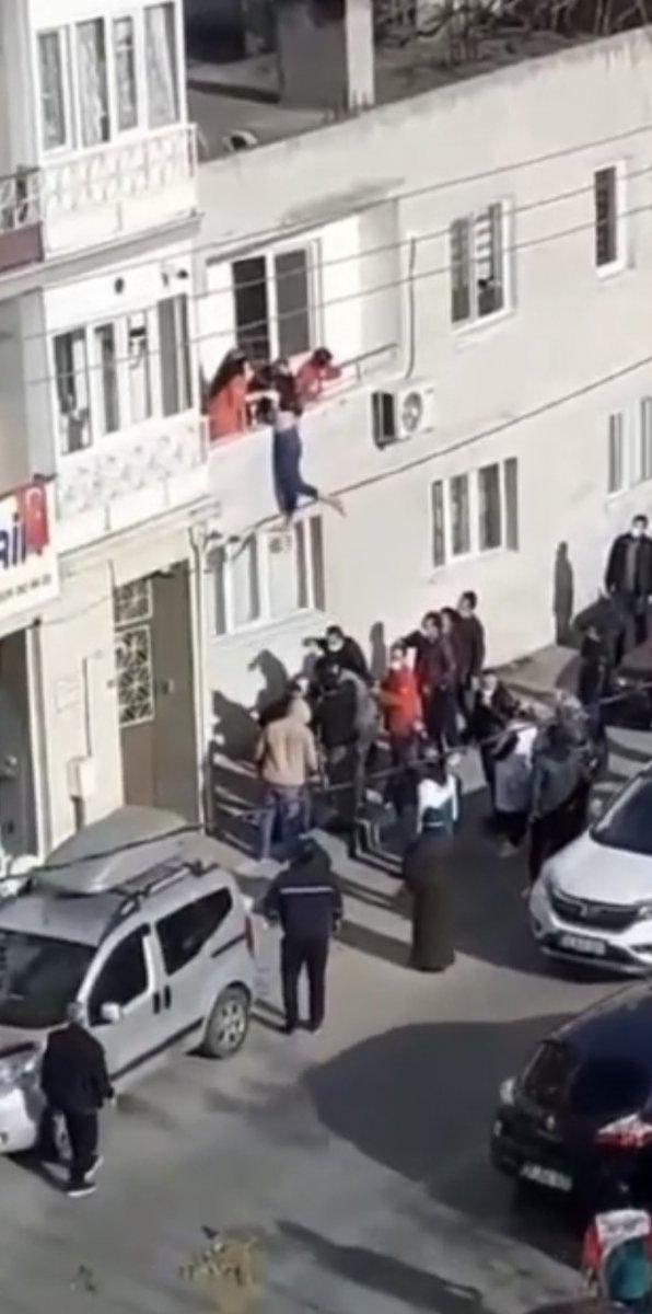 Bursa'da pencereden atlamaya çalışan kızı babası kurtardı