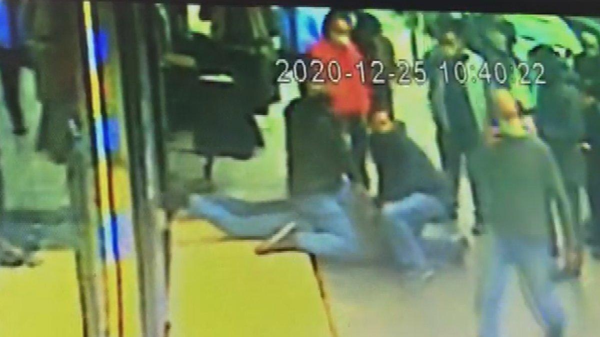 Kağıthane’de kuyumcuya gelen soyguncu, çalışanı ve komşu esnafı bıçakladı