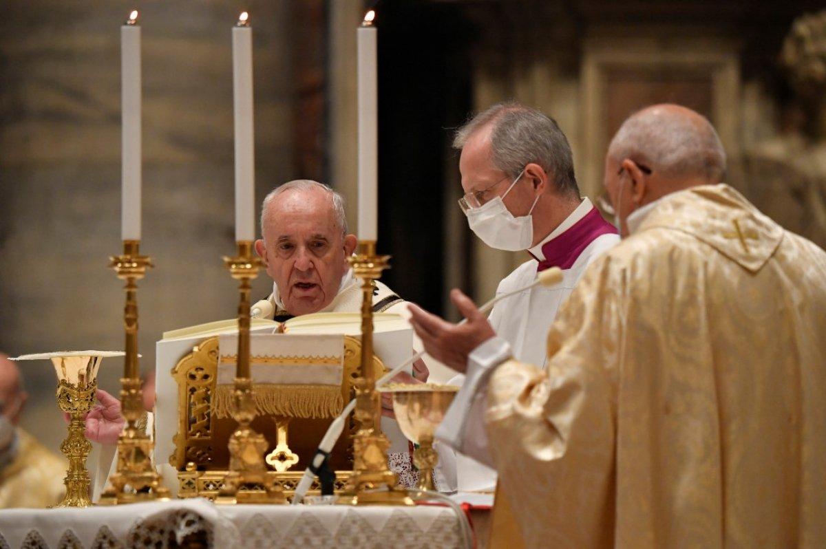 Vatikan'da korona önlemli Noel ayini yapıldı