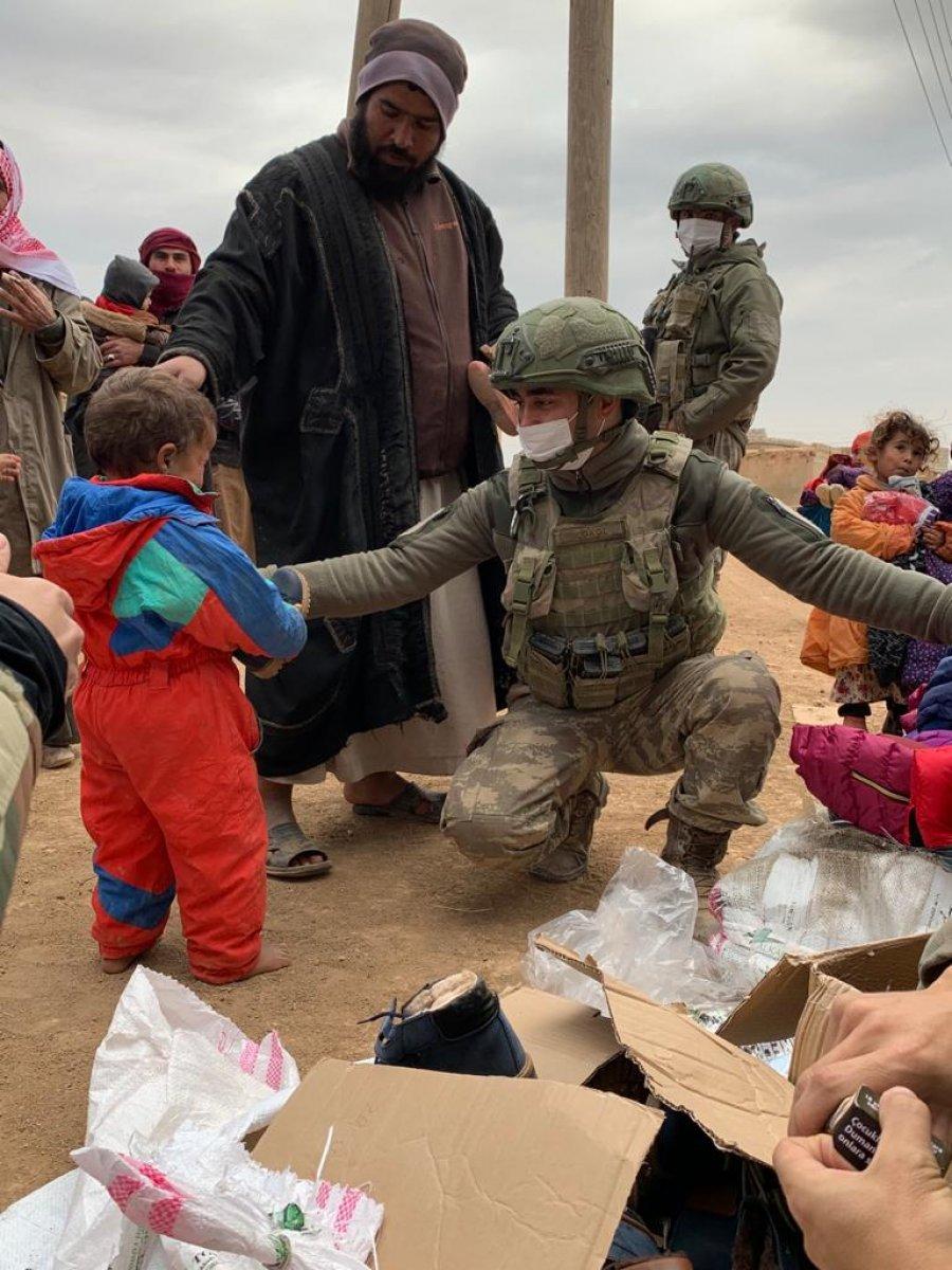 Mehmetçik'ten Suriyeli ihtiyaç sahiplerine kışlık yardımı