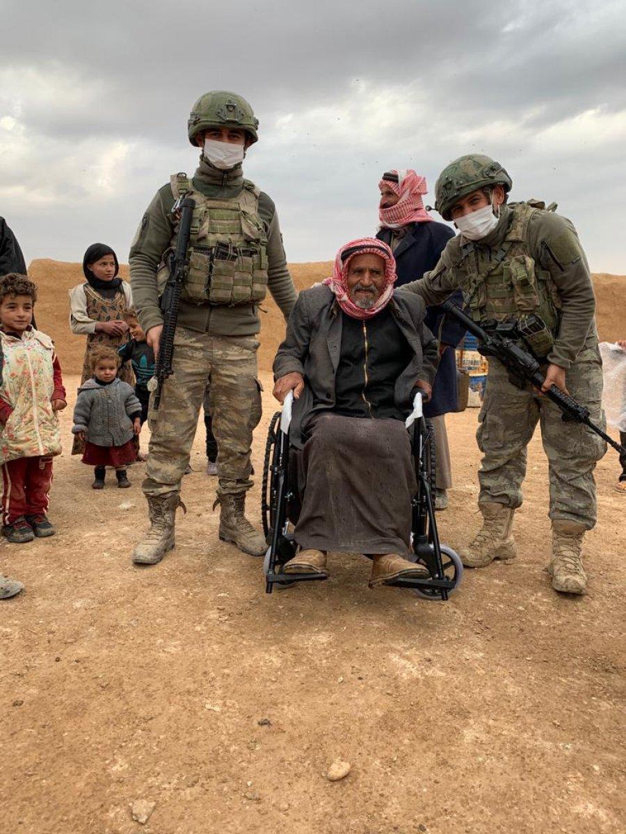 Mehmetçik'ten Suriyeli ihtiyaç sahiplerine kışlık yardımı