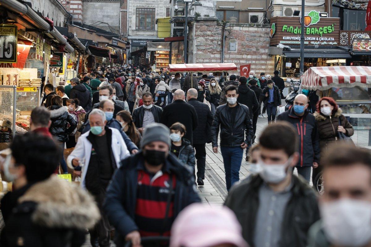 Kısıtlama öncesi Mısır Çarşısı'nda adım atacak yer kalmadı