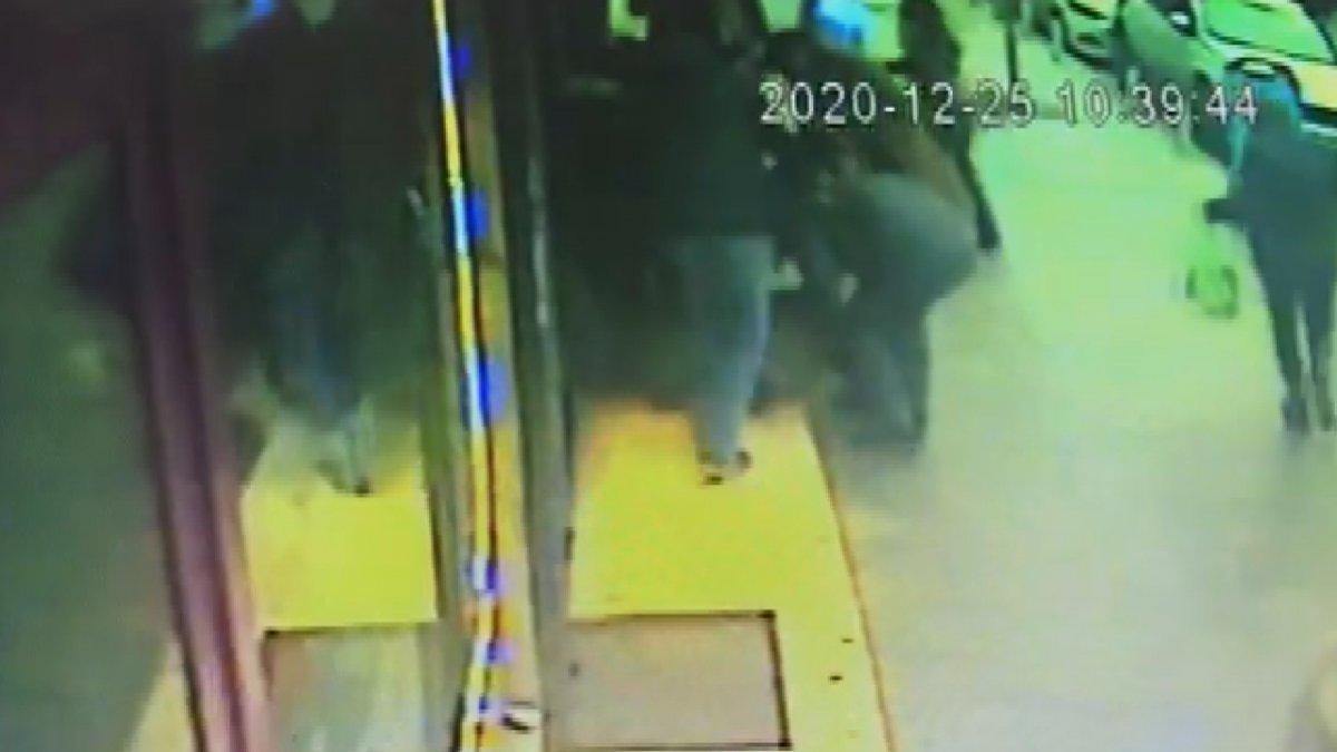 Kağıthane’de kuyumcuya gelen soyguncu, çalışanı ve komşu esnafı bıçakladı