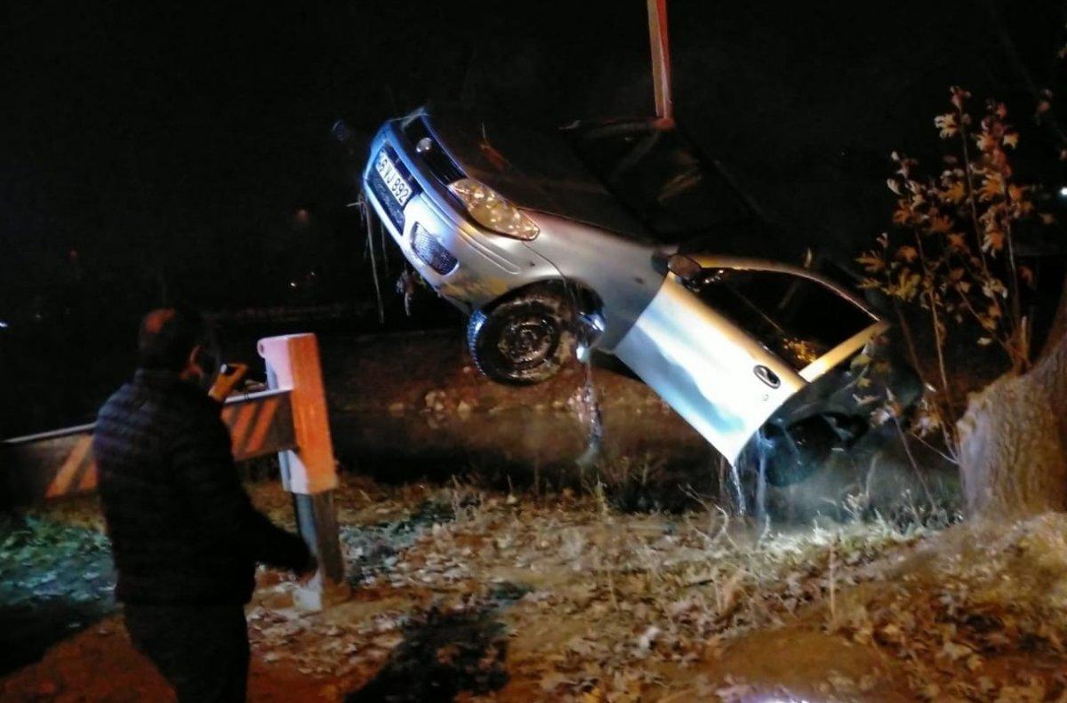 Kahramanmaraş'ta nehre düşen otomobilden son anda kurtuldu