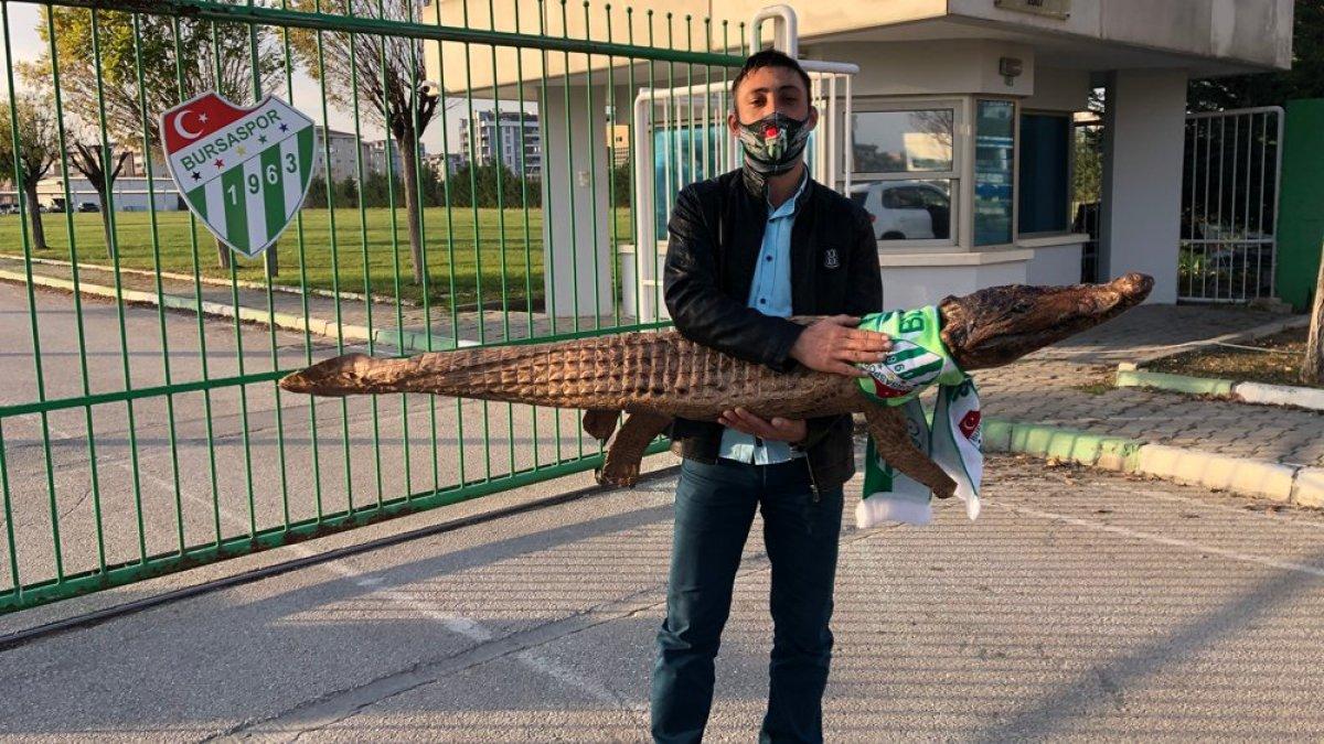 Bursaspor taraftarı tesise timsah getirdi