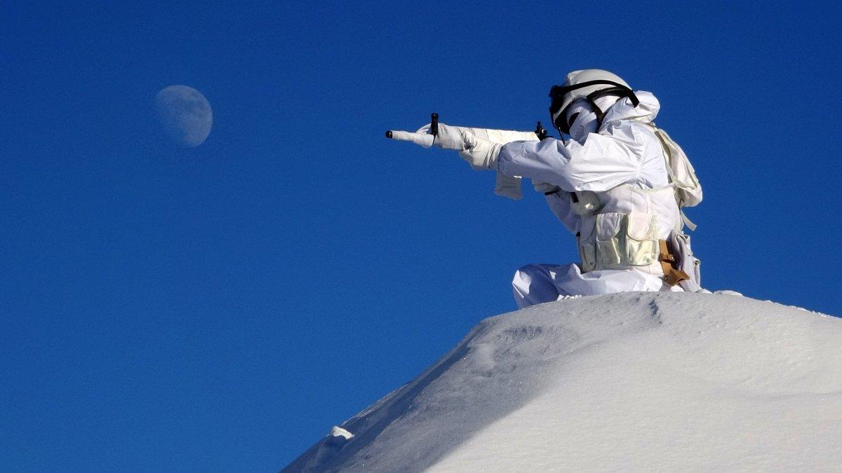 Hakkari'de karlı dağları yuva yapan hudut kahramanları görev başında