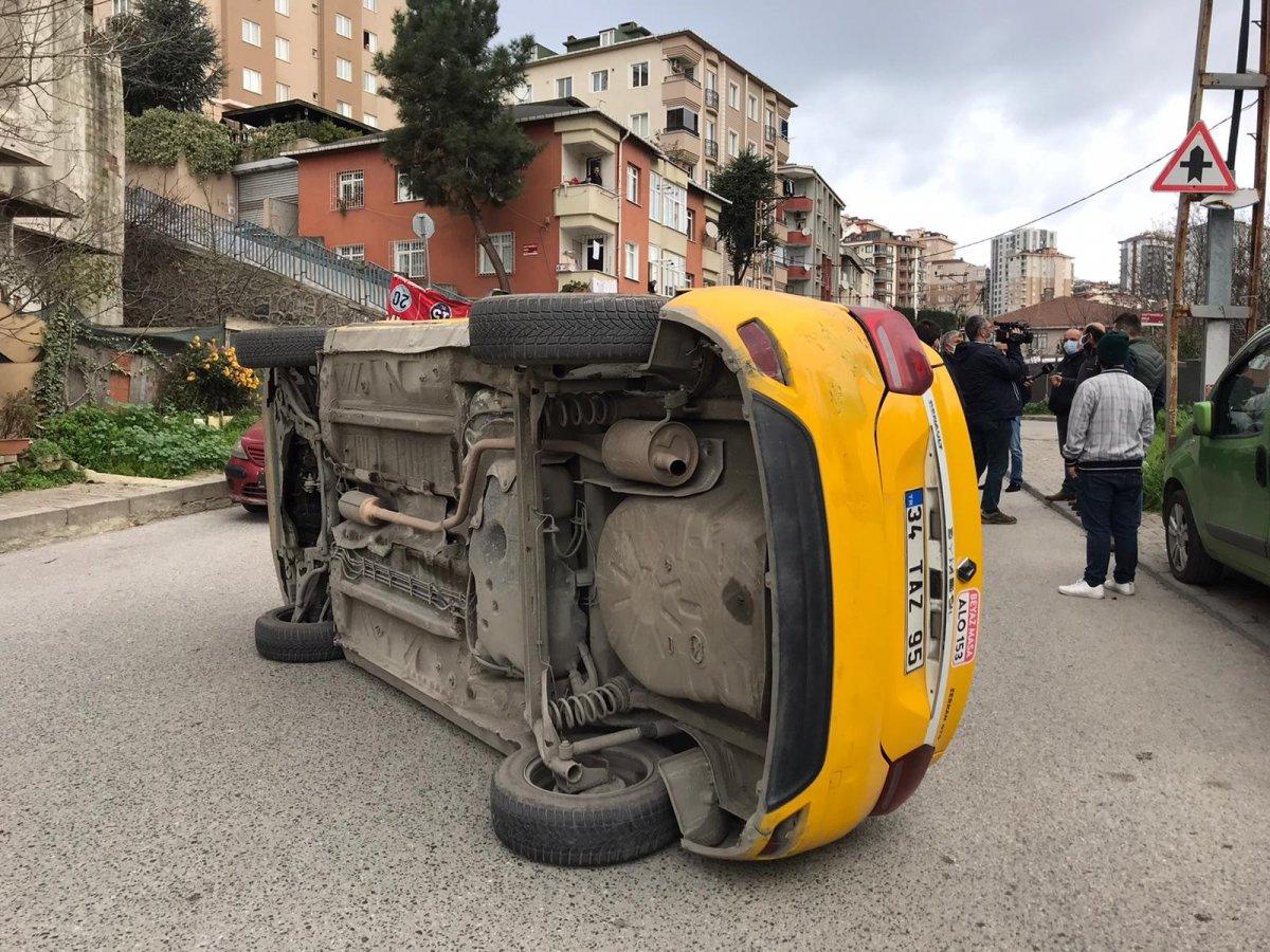 Ümraniye'de kısıtlamada yolu boş sanan sürücü, taksiye çarptı