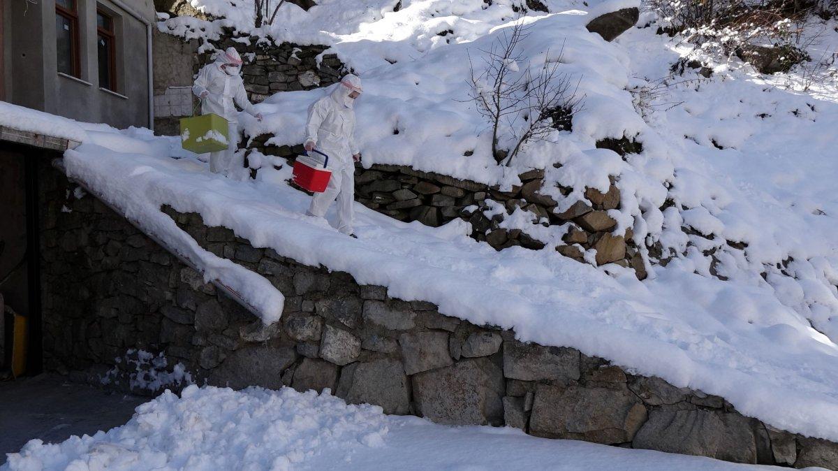 Trabzon'da filyasyon ekibi yoğun kar yağışına rağmen çalışıyor