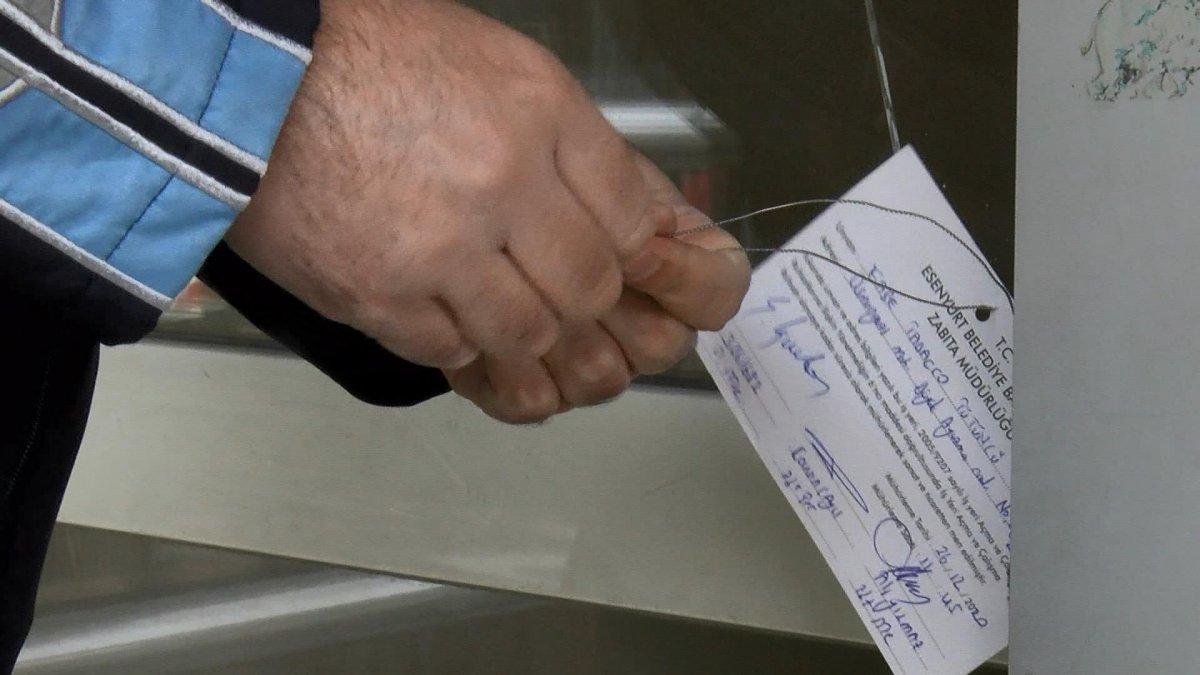 Esenyurt'ta yasağa rağmen açık olan tütüncüye polis baskını