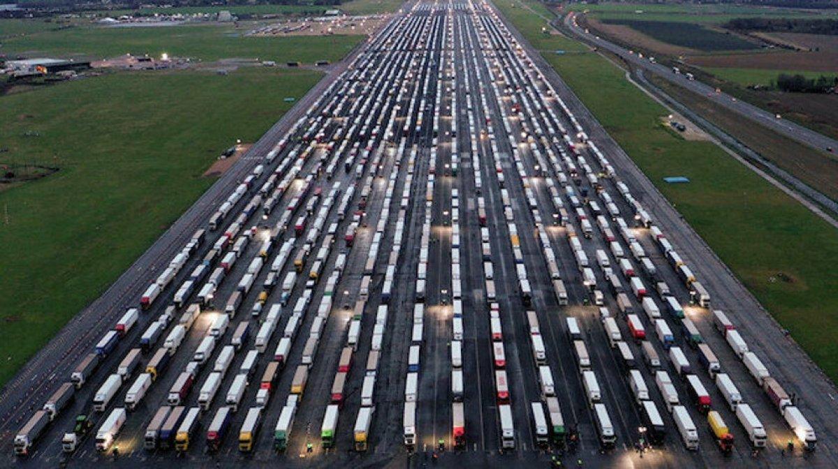 İngiltere sınırında bekleyen 36 şoförün Covid-19 testi pozitif çıktı