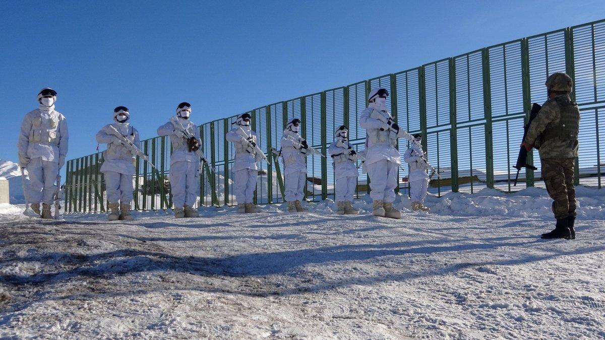 Hakkari'de karlı dağları yuva yapan hudut kahramanları görev başında