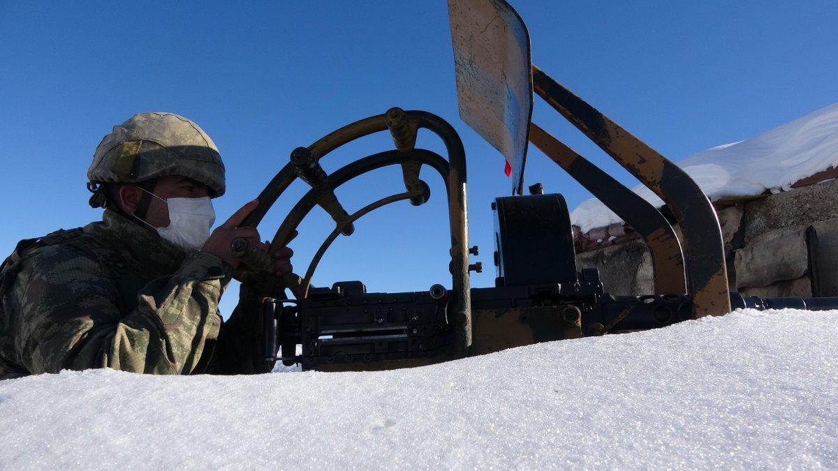 Hakkari'de karlı dağları yuva yapan hudut kahramanları görev başında