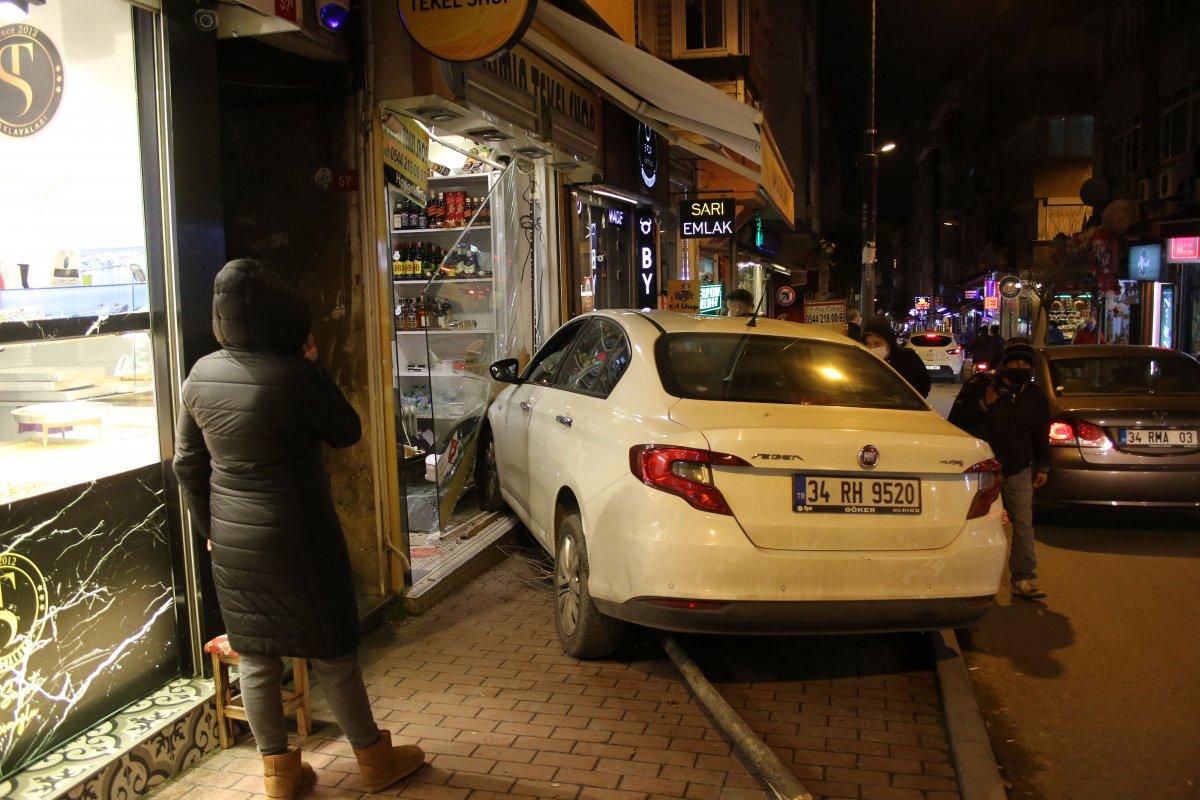 Şişli'de, fren yerine gaza basan sürücü iş yerine daldı
