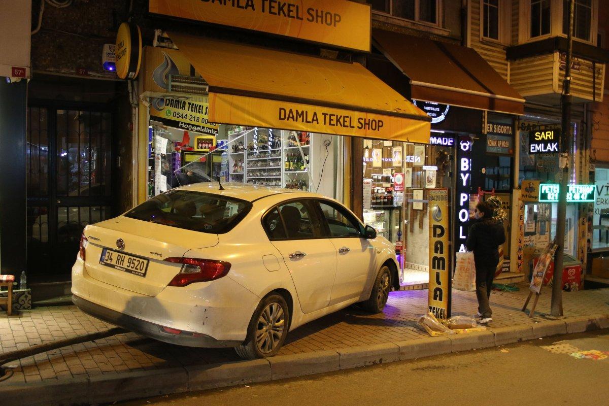 Şişli'de, fren yerine gaza basan sürücü iş yerine daldı
