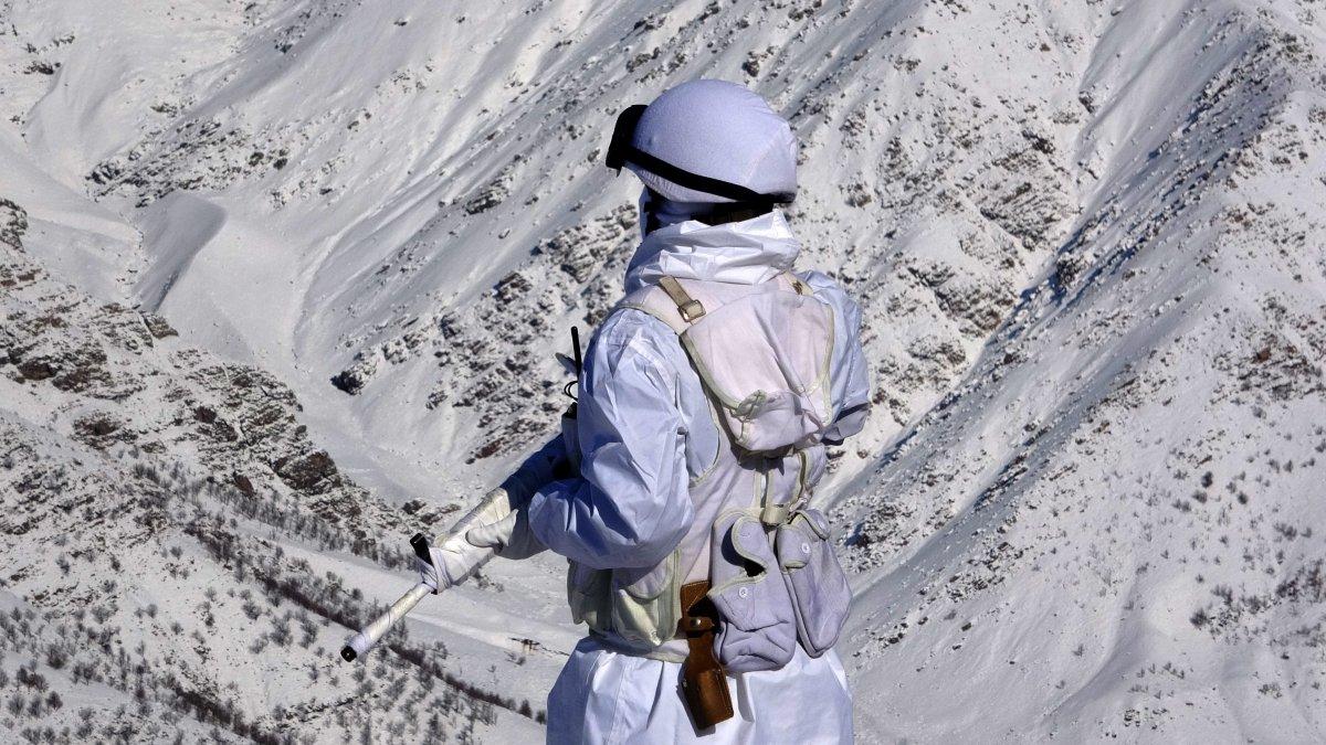Hakkari'de karlı dağları yuva yapan hudut kahramanları görev başında