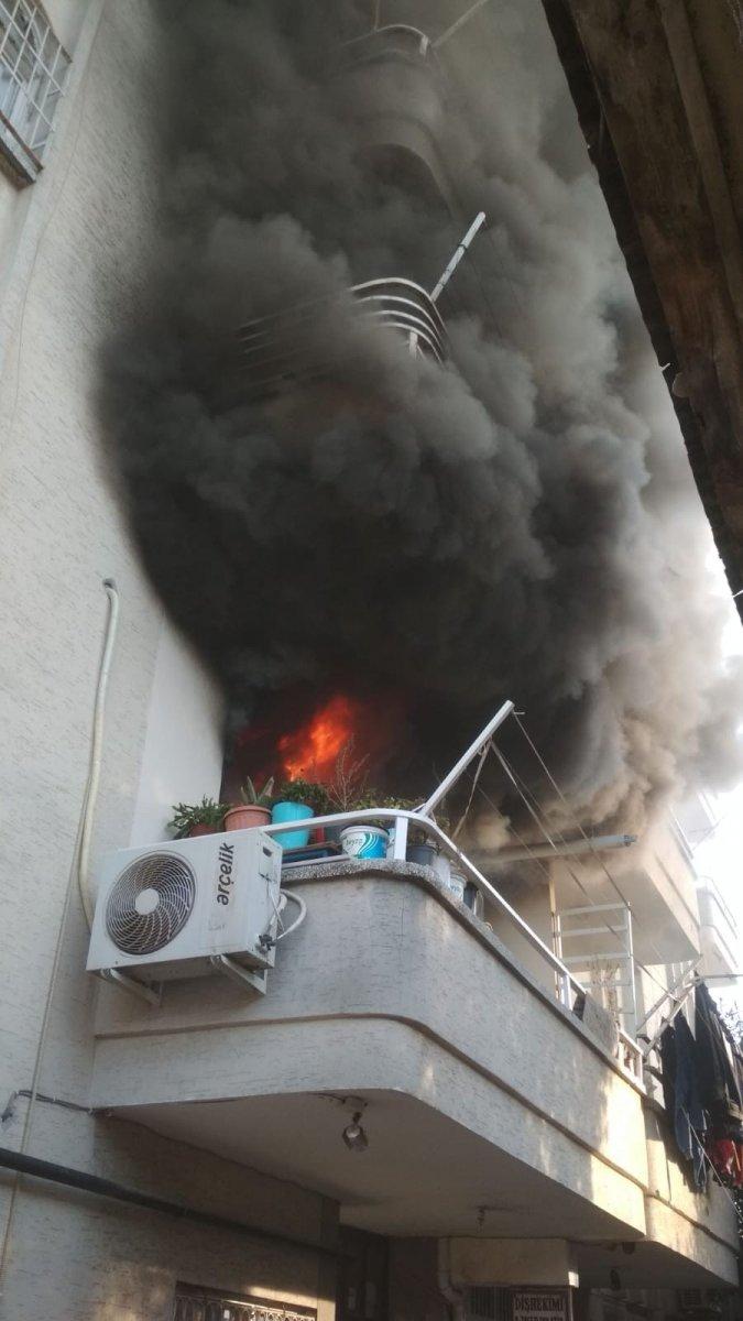 Adana'da psikolojisi bozuk genç kız evi ateşe verdi