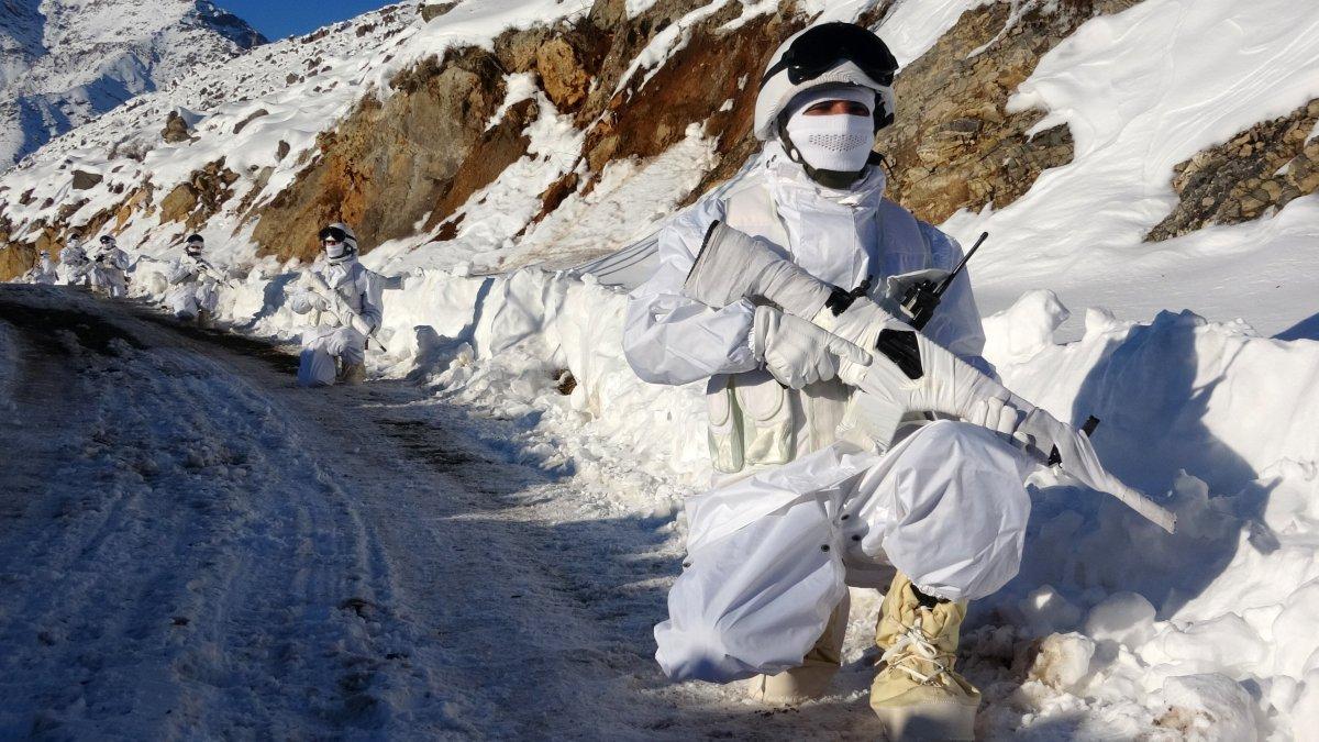 Hakkari'de karlı dağları yuva yapan hudut kahramanları görev başında