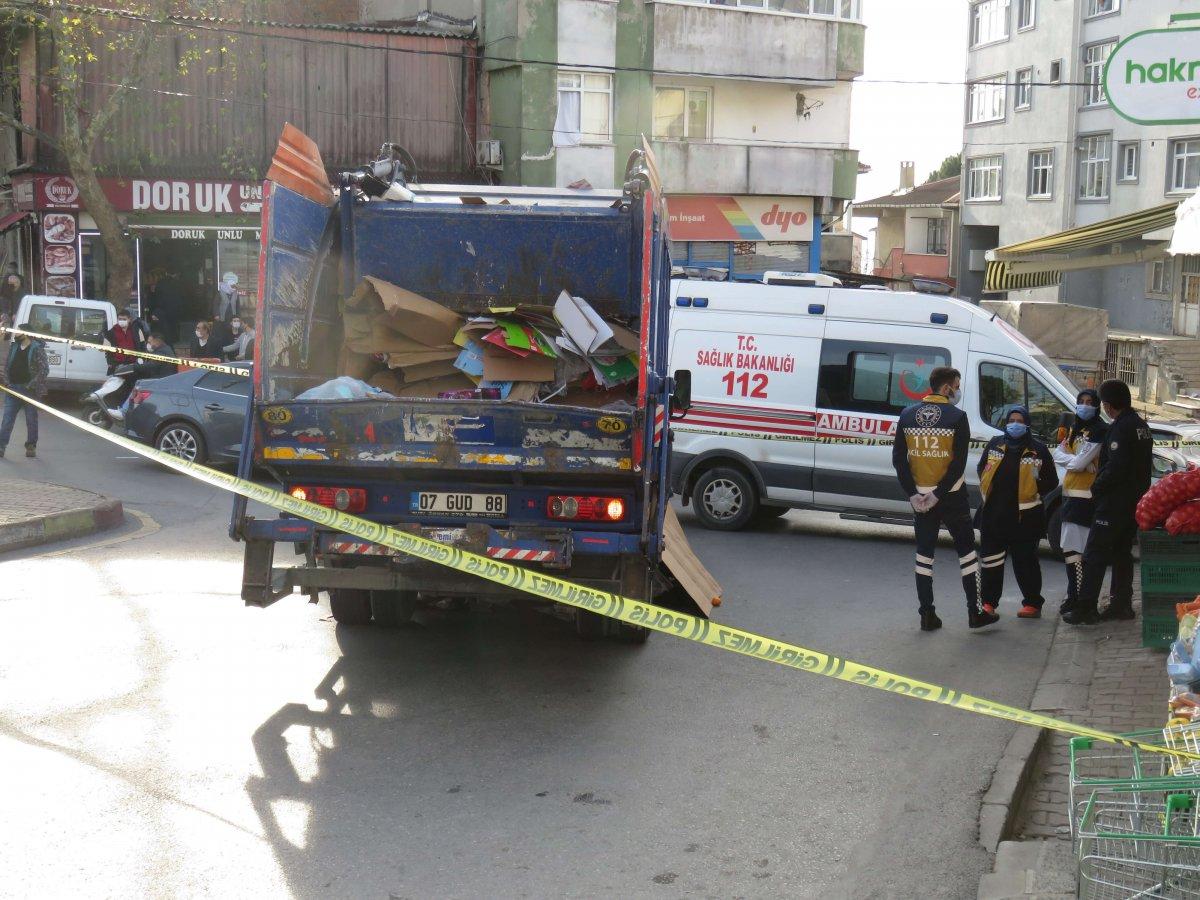 Maltepe'de geri dönüşüm kamyonun altında kalan 70 yaşındaki öldü